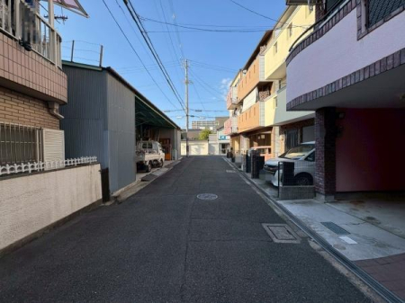 ���{����s�n�꒬3���ڂ̒��È�ˌ��Ă̑O�ʓ��H�܂ތ��n�ʐ^