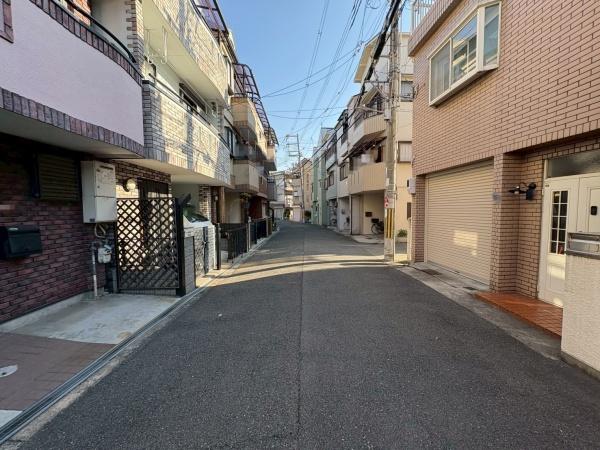 ���{����s�n�꒬3���ڂ̒��È�ˌ��Ă̑O�ʓ��H�܂ތ��n�ʐ^