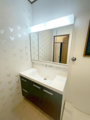 {sOÉ3ڂ̒ÈˌĂ̐ʑEʏ