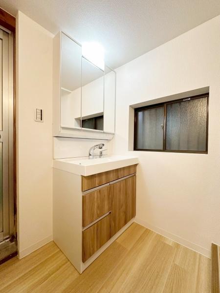 {^s{O̒ÈˌĂ̐ʑEʏ