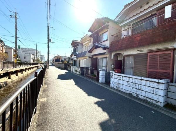 大阪府八尾市天王寺屋3丁目の中古一戸建ての前面道路含む現地写真