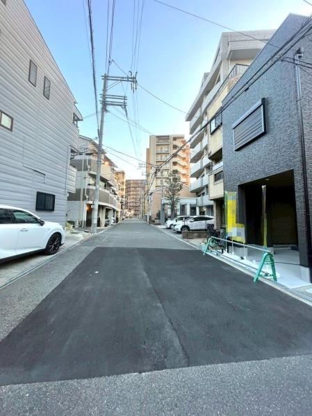 大阪府大阪市東住吉区北田辺4丁目の中古一戸建ての前面道路含む現地写真