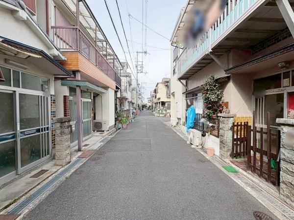 ���{�����s�z�s��1���ڂ̒��È�ˌ��Ă̑O�ʓ��H�܂ތ��n�ʐ^