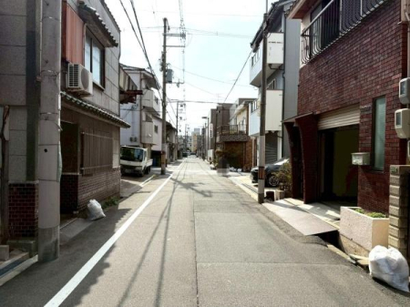 ���{���s�����F�k1���ڂ̒��È�ˌ��Ă̑O�ʓ��H�܂ތ��n�ʐ^