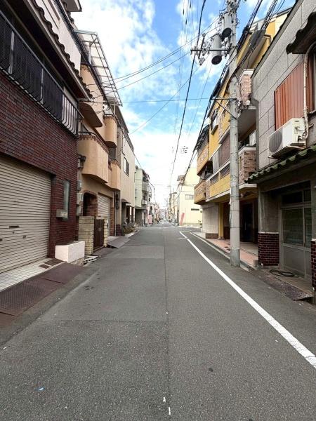 大阪府大阪市生野区巽北1丁目の中古一戸建ての前面道路含む現地写真