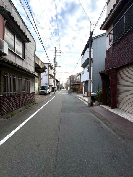 大阪府大阪市生野区巽北1丁目の中古一戸建ての前面道路含む現地写真