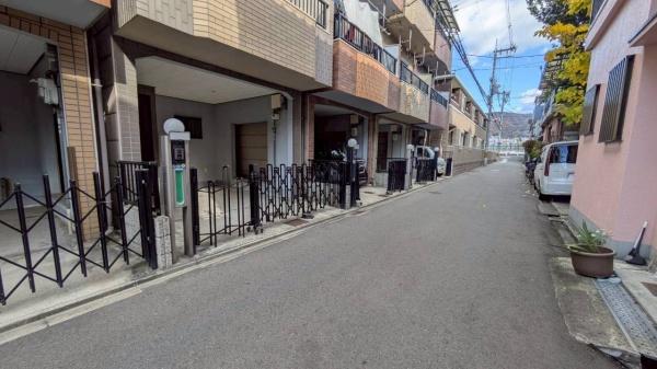 ���{�����s�V�r����1���ڂ̒��È�ˌ��Ă̑O�ʓ��H�܂ތ��n�ʐ^