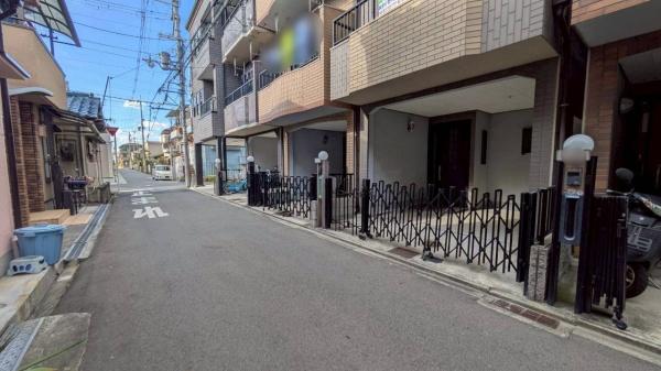 ���{�����s�V�r����1���ڂ̒��È�ˌ��Ă̑O�ʓ��H�܂ތ��n�ʐ^