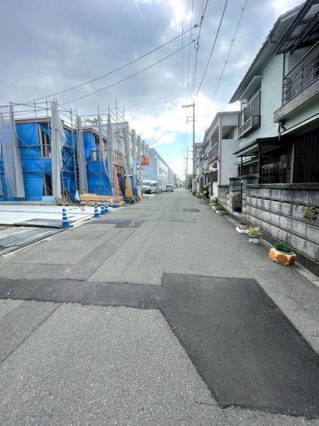 大阪府大阪市平野区瓜破西2丁目の新築一戸建ての前面道路含む現地写真