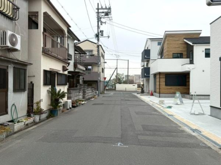 ���{���s�����Z�j��2���ڂ̐V�z��ˌ��Ă̑O�ʓ��H�܂ތ��n�ʐ^