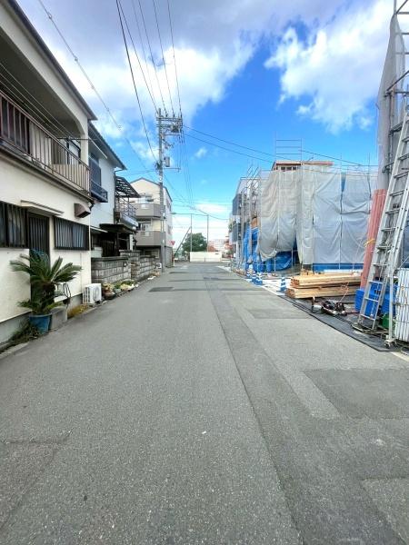 大阪府大阪市平野区瓜破西2丁目の新築一戸建ての前面道路含む現地写真