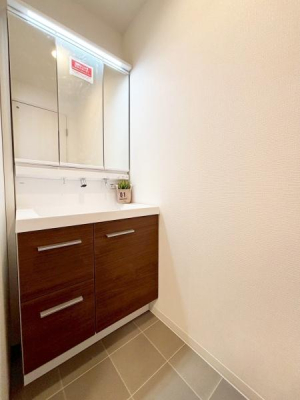 {s搼O3ڂ̒ÈˌĂ̐ʑEʏ