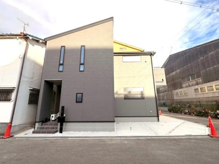 ���{���s����������1���ڂ̐V�z��ˌ��Ă̑O�ʓ��H�܂ތ��n�ʐ^