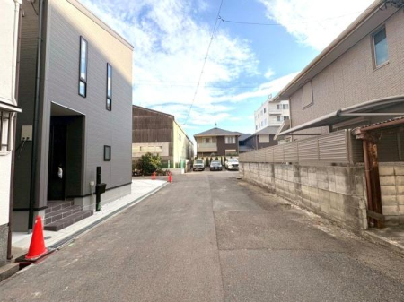 ���{���s����������1���ڂ̐V�z��ˌ��Ă̑O�ʓ��H�܂ތ��n�ʐ^