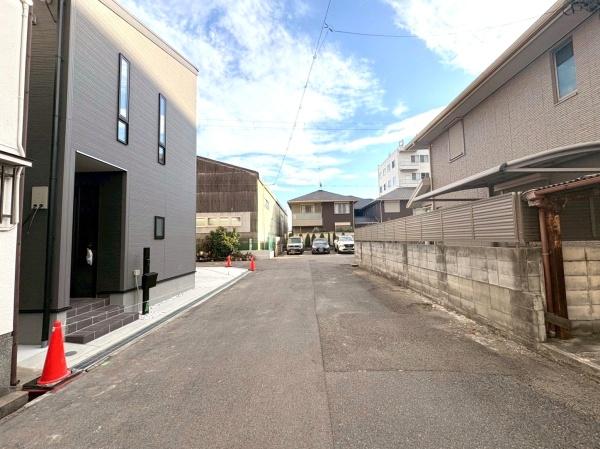 ���{���s����������1���ڂ̐V�z��ˌ��Ă̑O�ʓ��H�܂ތ��n�ʐ^