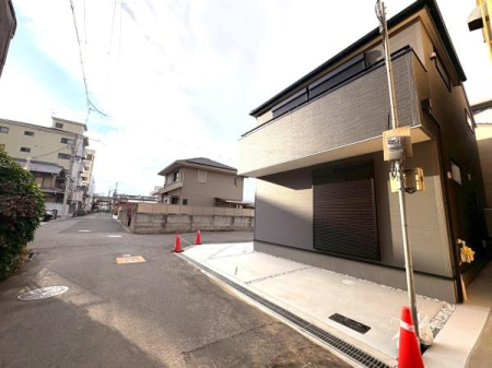 ���{���s����������1���ڂ̐V�z��ˌ��Ă̑O�ʓ��H�܂ތ��n�ʐ^