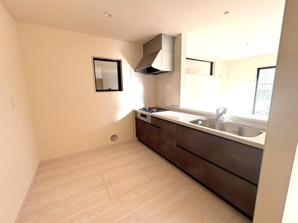 ���{���s����������1���ڂ̐V�z��ˌ��ẴL�b�`��