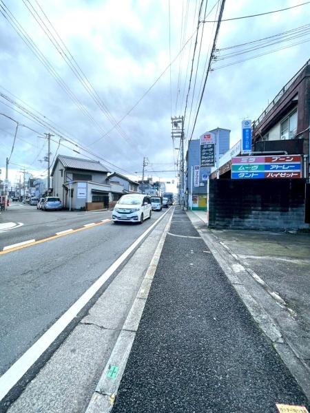 ���{���s����敽�쓌1���ڂ̒��Ãe���X�n�E�X�̑O�ʓ��H�܂ތ��n�ʐ^