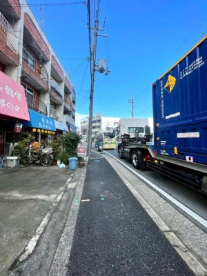 ���{���s����敽�쓌1���ڂ̒��Ãe���X�n�E�X�̑O�ʓ��H�܂ތ��n�ʐ^