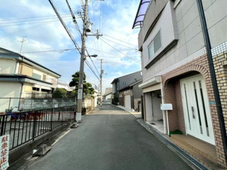 ���{���s�����Z�j7���ڂ̒��È�ˌ��Ă̑O�ʓ��H�܂ތ��n�ʐ^