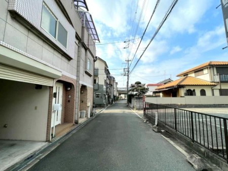 ���{���s�����Z�j7���ڂ̒��È�ˌ��Ă̑O�ʓ��H�܂ތ��n�ʐ^