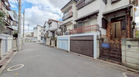 ���{�����s�O��2���ڂ̒��È�ˌ��Ă̑O�ʓ��H�܂ތ��n�ʐ^