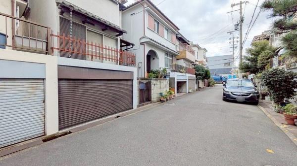 ���{�����s�O��2���ڂ̒��È�ˌ��Ă̑O�ʓ��H�܂ތ��n�ʐ^