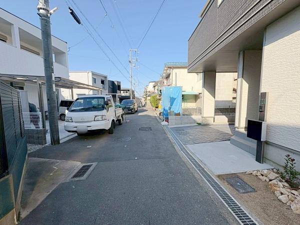 ���{�����s���Z������3���ڂ̐V�z��ˌ��Ă̑O�ʓ��H�܂ތ��n�ʐ^