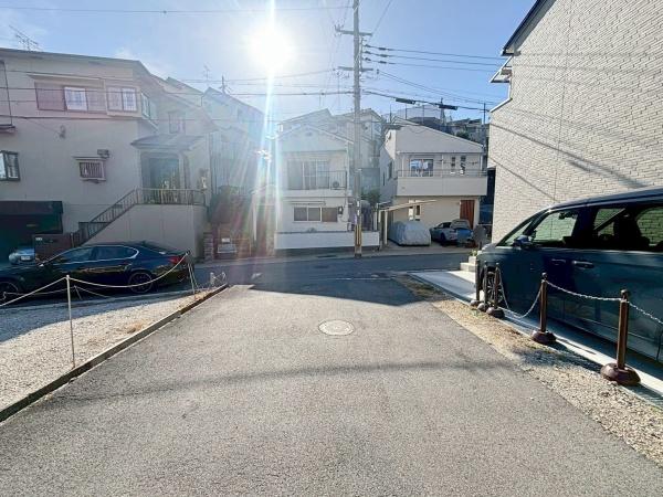 �ޗǌ�����s������̓y�n�̑O�ʓ��H�܂ތ��n�ʐ^