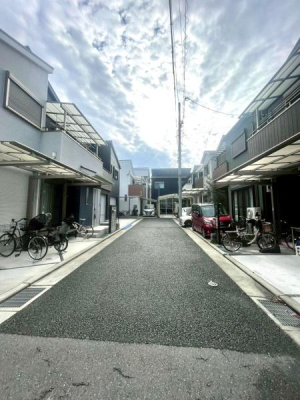 ���{�����s�����ؓ�3���ڂ̒��È�ˌ��Ă̑O�ʓ��H�܂ތ��n�ʐ^