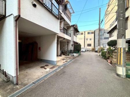 ���{���s��������2���ڂ̒��È�ˌ��Ă̑O�ʓ��H�܂ތ��n�ʐ^