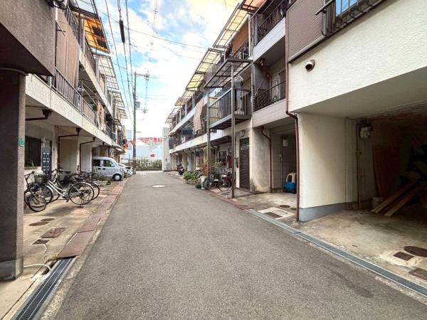 ���{���s��������2���ڂ̒��È�ˌ��Ă̑O�ʓ��H�܂ތ��n�ʐ^