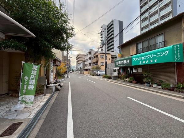 ���{���s�����ؐ쐼3���ڂ̒��È�ˌ��Ă̑O�ʓ��H�܂ތ��n�ʐ^