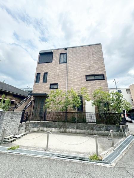 ���Ɍ��_�ˎs������2���ڂ̒��È�ˌ��Ă̒��ԏ�