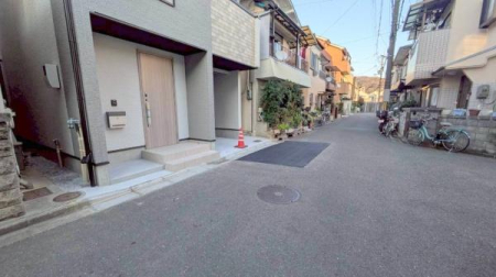 ���{�����s�ԉ�����2���ڂ̐V�z��ˌ��Ă̑O�ʓ��H�܂ތ��n�ʐ^