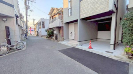 ���{�����s�ԉ�����2���ڂ̐V�z��ˌ��Ă̑O�ʓ��H�܂ތ��n�ʐ^