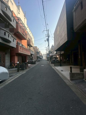 ���{��^�s����3���ڂ̒��È�ˌ��Ă̑O�ʓ��H�܂ތ��n�ʐ^