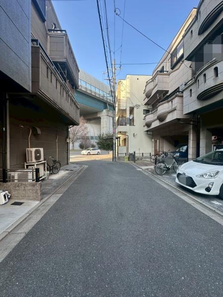 ���{��^�s����3���ڂ̒��È�ˌ��Ă̑O�ʓ��H�܂ތ��n�ʐ^