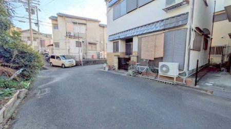 ���{�����s���ΐؒ�1���ڂ̒��È�ˌ��Ă̑O�ʓ��H�܂ތ��n�ʐ^