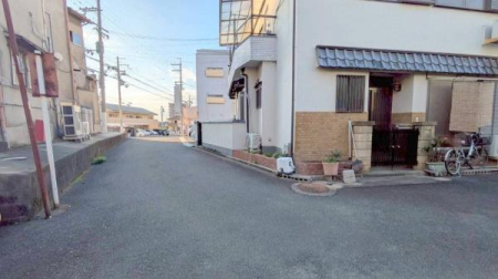 ���{�����s���ΐؒ�1���ڂ̒��È�ˌ��Ă̑O�ʓ��H�܂ތ��n�ʐ^