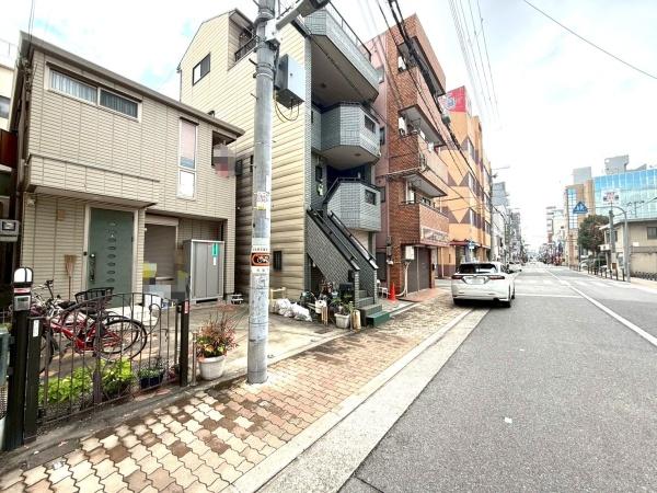 ���{���s�����V����2���ڂ̒��È�ˌ��Ă̑O�ʓ��H�܂ތ��n�ʐ^