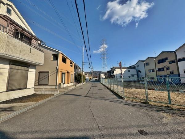 ���{�Q����s�͖k�����̓y�n�̑O�ʓ��H�܂ތ��n�ʐ^