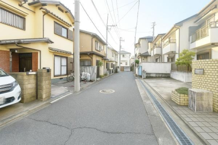 ���{�L���s�ԍ�1���ڂ̒��È�ˌ��Ă̑O�ʓ��H�܂ތ��n�ʐ^