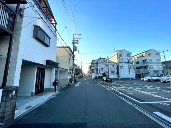 大阪府大阪市平野区加美北8丁目の中古一戸建ての前面道路含む現地写真