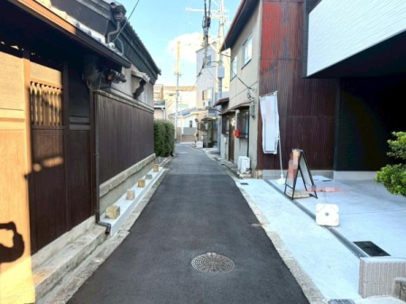 ���{���s�����F��1���ڂ̐V�z��ˌ��Ă̑O�ʓ��H�܂ތ��n�ʐ^