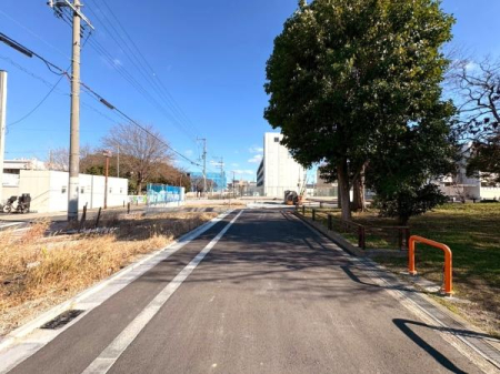 ���{���s����敽��s��3���ڂ̐V�z��ˌ��Ă̑O�ʓ��H�܂ތ��n�ʐ^