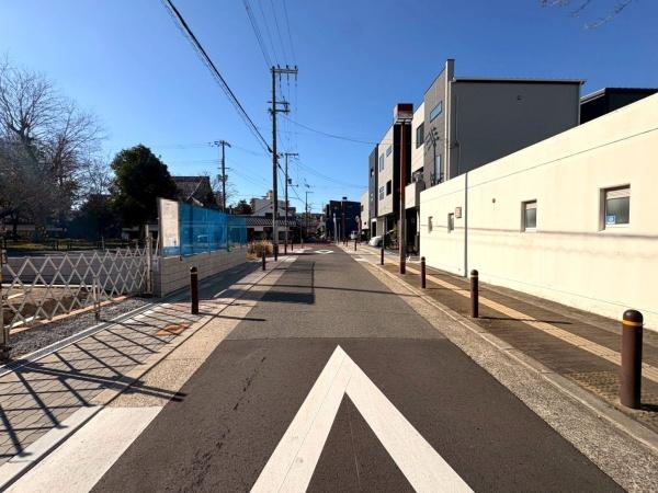 ���{���s����敽��s��3���ڂ̐V�z��ˌ��Ă̑O�ʓ��H�܂ތ��n�ʐ^