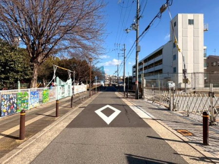 ���{���s����敽��s��3���ڂ̐V�z��ˌ��Ă̑O�ʓ��H�܂ތ��n�ʐ^