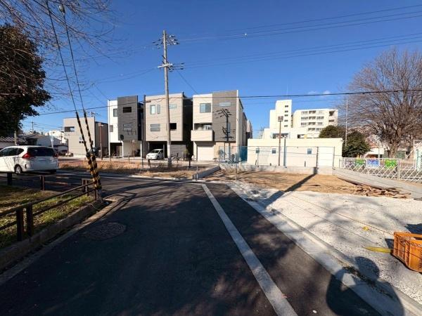 ���{���s����敽��s��3���ڂ̐V�z��ˌ��Ă̑O�ʓ��H�܂ތ��n�ʐ^