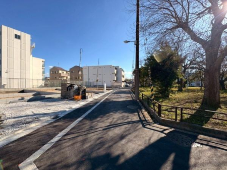 ���{���s����敽��s��3���ڂ̐V�z��ˌ��Ă̑O�ʓ��H�܂ތ��n�ʐ^